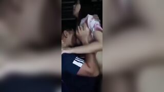 Con gái 2k9 và cha dưỡng lén mẹ đụ nhau ở sau nhà.