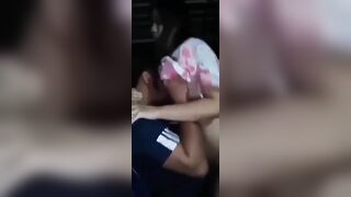 Con gái 2k9 và cha dưỡng lén mẹ đụ nhau ở sau nhà.