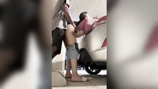 Cùng chị dâu dâm trốn a trai ra sau xe đứng doggy đụ trần bắn tinh đầy lồn