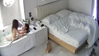 Hack cam xem hàng xóm dẫn gái về nhà địt nhau trong bòn tắm