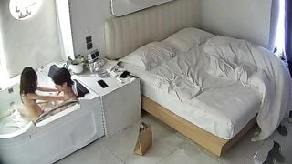 Hack cam xem hàng xóm dẫn gái về nhà địt nhau trong bòn tắm