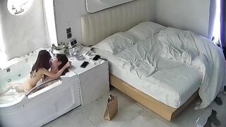 Hack cam xem hàng xóm dẫn gái về nhà địt nhau trong bòn tắm