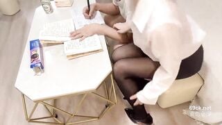 Côgiáo trẻ dạy kèm xinh đẹp phải xin tha khi bị e hs vô tình phát hiện sextoy trg túi