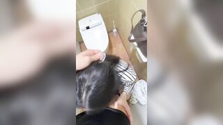 Trốn trong nhà vệ sinh siêu thị, em liếm cậu bé anh để giải tỏa cơn dam dang.