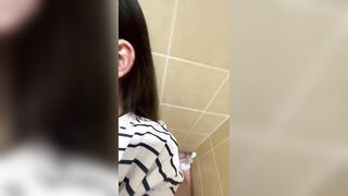 Trốn trong nhà vệ sinh siêu thị, em liếm cậu bé anh để giải tỏa cơn dam dang.