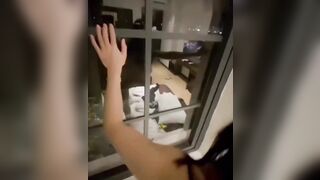Dượng ơi đừng ra cửa sổ hàng xóm thấy dị nghị đó