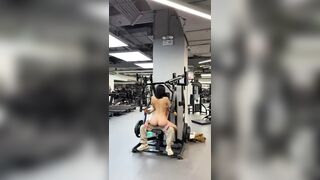 Chụp ảnh nude trong phòng gym vú lồn non mặt dâm đãng