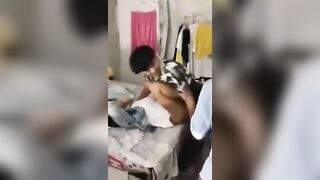 Em gái mới lớn Đi học nhóm bị bạn thân đè ra địt toét lồn