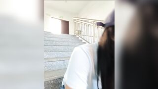 Em sinh viên ngồi ở cầu thang cho trai xem vú non đẹp tý bị người lạ nhìn thấy