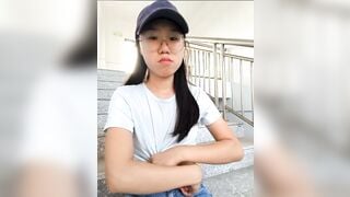 Em sinh viên ngồi ở cầu thang cho trai xem vú non đẹp tý bị người lạ nhìn thấy