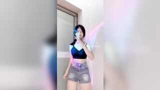Em loli dễ thương nhảy thoát y 2