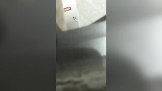 Trèo lên nóc tủ xem anh chị hàng xóm quất nhau trong toilet