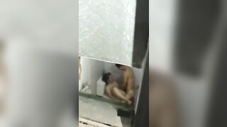 Trèo lên nóc tủ xem anh chị hàng xóm quất nhau trong toilet