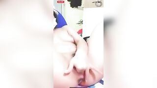 Em móc cho anh xem nhé anh Tiến ơi, húp em đi anh