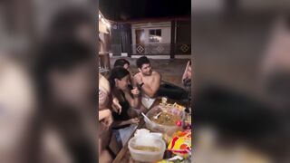 Người ta uống bia uống rượu cô gái đứng lên kéo sì líp hở mép lồn kiểm tra thiết bị.