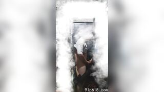 Vợ lén lút ngoại tình khi chồng đang ở trên lầu