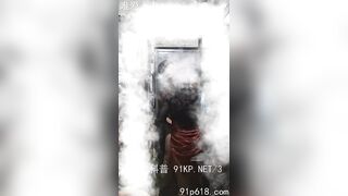 Vợ lén lút ngoại tình khi chồng đang ở trên lầu