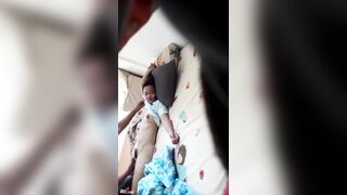 Dì út uống tí bia say nằm ở phòng thằng cháu họ vào sàm sỡ móc lồn rồi đụ dì út luôn.