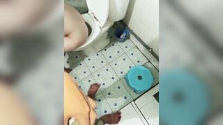 Dì út sáng sớm đi đái thằng cháu họ vào theo giả bấm điện thoại quay lén lồn dì đái.
