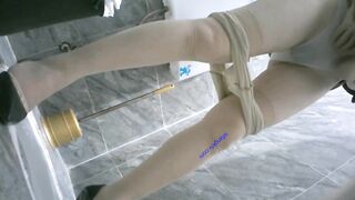Vào nhà vệ sinh nữ quay lén đồng nghiệp đái