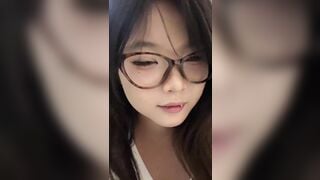 Em rau đeo kính cận vú to tròn khoe hàng dâm đãng