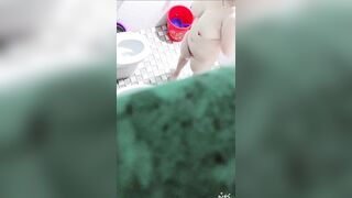 Quay lén chị dâu tắm bị phát hiện