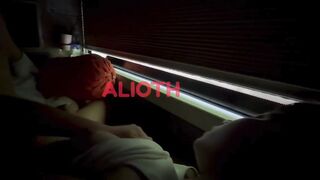Đi du lịch cùng người yêu mà em nó nứng móc rồi địt trên xe khách luôn
