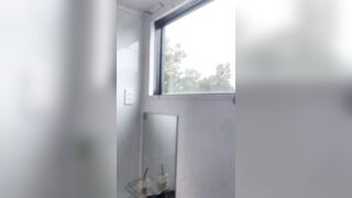 Đang đi tiểu thì bị dượng vào doggy không chạy được