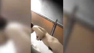 Quay lén em họ mới lớn đi tắm