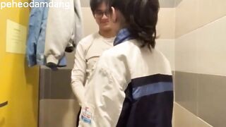 Cặp đôi mới lớn đi chơi nứng quá trốn vào nhà vệ sinh công cộng địt nhau