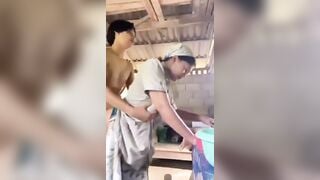 Dì út đang nấu ăn cũng không yên với thằng cháu họ vén váy dì lên đụ cho bằng được.