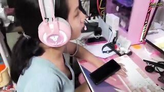 Em gái sinh viên đang ôn bài thì anh họ ở sau lưng luôn gả đụ bằng mọi cách.