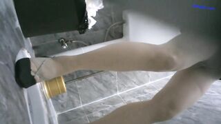 Quay lén chị đông nghiệp lồn lắm lông đi đái