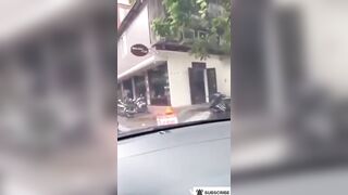 Em nhân viên ngân hàng VPBank bú cu public trên xe hơi