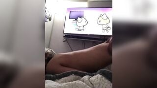 "Nhỏ tiếng tv thôi con, xem hoạt hình mà tiếng to thế" vừa bật hoạt hình vừa lén địt