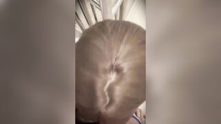 Thích một cô em dễ thương vừa giúp bạn bú cu vừa chớp đôi mắt to tròn