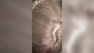 Thích một cô em dễ thương vừa giúp bạn bú cu vừa chớp đôi mắt to tròn