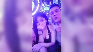 Karaoke tay vịn bóp vú em tiếp viên