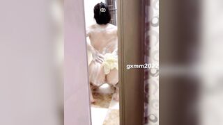 Quay lén em teen vừa tắm vừa móc lồn thủ dâm