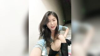Máy bay nội địa Trung phô dâm public giữa cầu thang