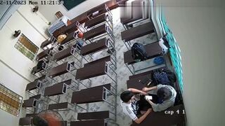 2 em học sinh cấp 3 phịch nhau ngay trong lớp học đông người