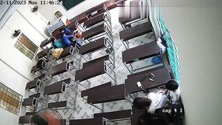 2 em học sinh cấp 3 phịch nhau ngay trong lớp học đông người