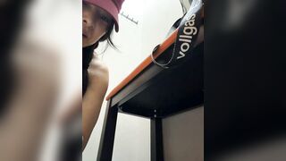 Bên Tây thoải mái vcl, Mặc Legging Lộ lồn Tập Gym, Vào WC Thủ dâm bóp vú live sex rên