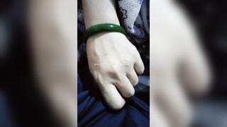 Nằm cạnh Mẹ kế, quay lén được lúc bả bị tốc váy lên
