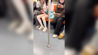 Quay lén người lạ móc lồn bạn gái trên tàu điện ngầm