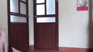 Gái xinh nhún nhảy lắc hông khoe hàng