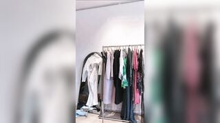 Bán hàng on-line thay đồ lộ hàng