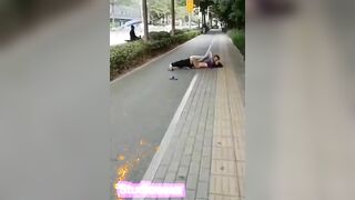 Em gái bị hiếp dâm giữa đường