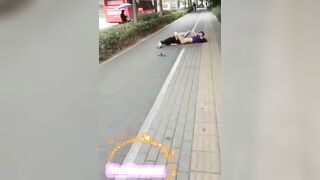 Em gái bị hiếp dâm giữa đường
