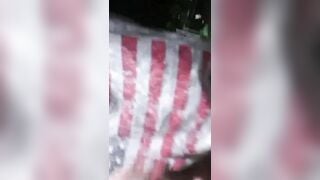 Em gái nứng lồn ra vườn đút cây tre thủ dâm